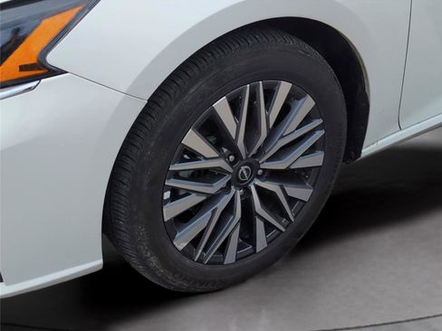 Used 2025 Nissan Altima 2.5 SV FWD image 34