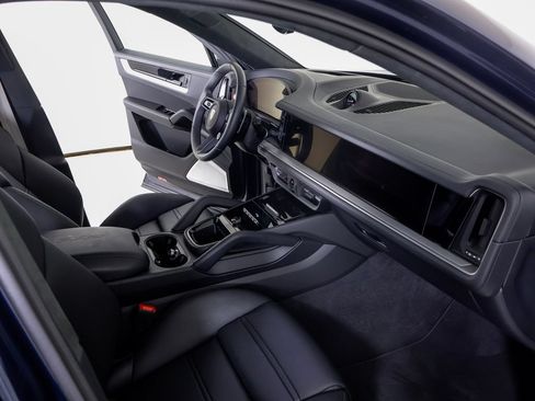 Certified 2026 Porsche Cayenne GTS w/ Technology Package AWD/4WD image 8