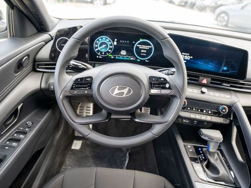 New 2025 Hyundai Elantra SEL image 14