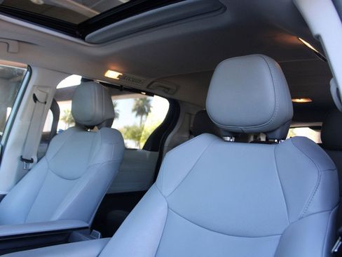 Used 2024 Toyota Sienna XLE FWD image 19