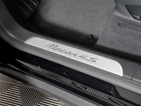 Used 2025 Porsche Macan 4S Electric AWD/4WD image 20