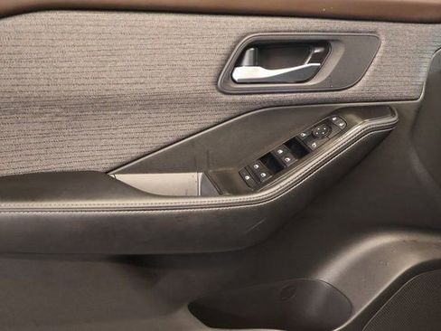 Used 2023 Nissan Rogue SV image 15