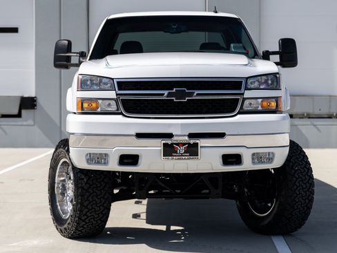Used 2006 Chevrolet Silverado 2500 LT w/ Heavy-Duty Power Package image 2