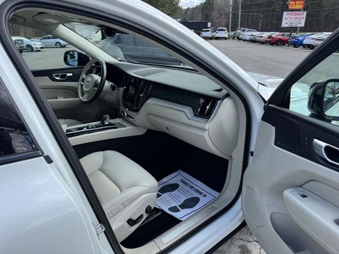 Used 2023 Volvo XC60 B5 Plus image 17