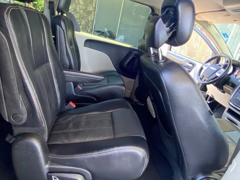 Used 2014 Chrysler Town & Country Touring FWD image 13