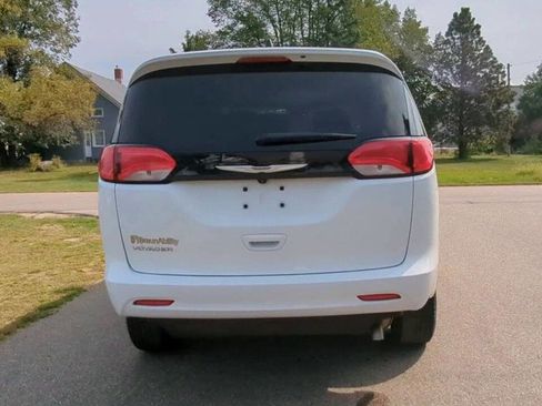 Used 2023 Chrysler Voyager LX image 5