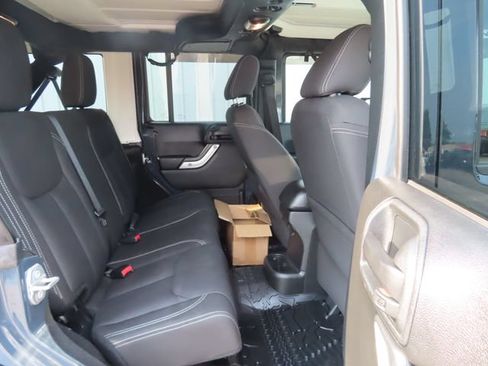 Used 2016 Jeep Wrangler Unlimited Rubicon w/ Connectivity Group AWD/4WD image 27