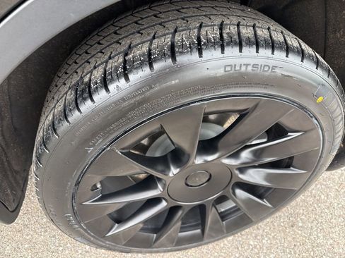 Used 2022 Tesla Model Y Long Range image 12