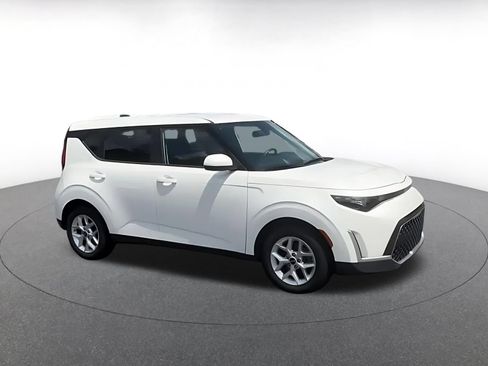 Used 2025 Kia Soul LX w/ LX Technology Package FWD image 2