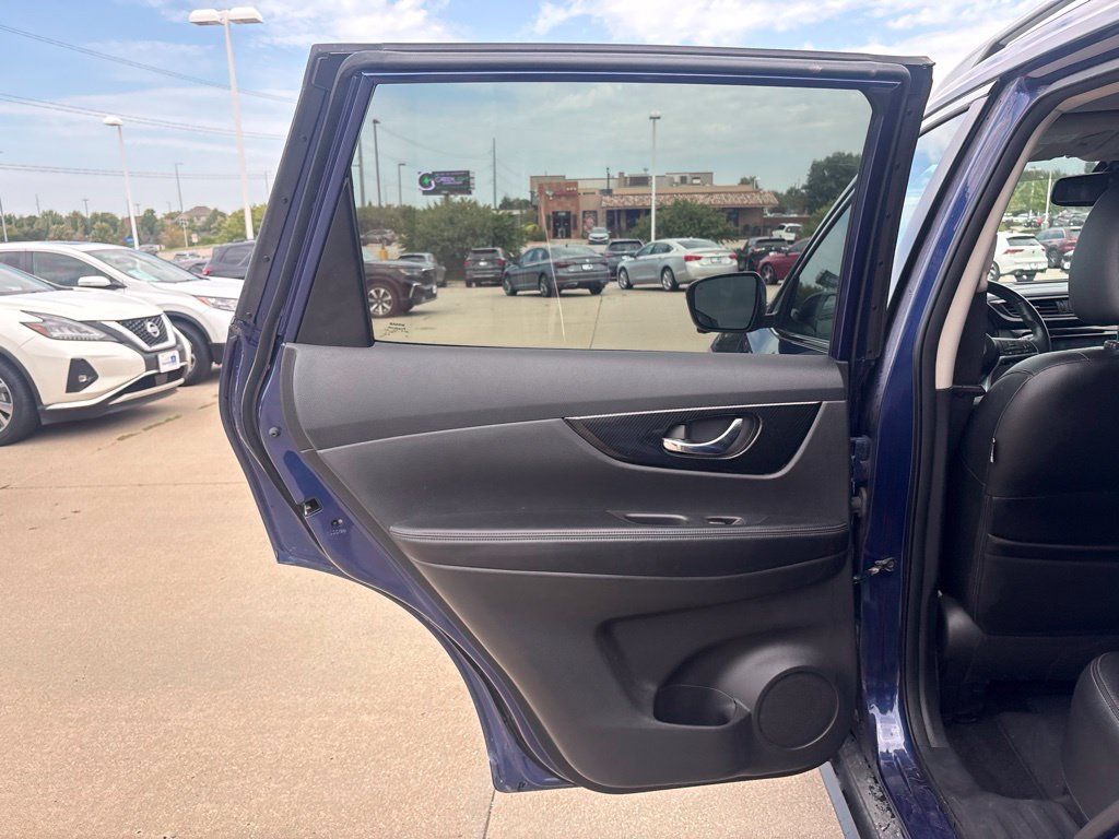 Used 2018 Nissan Rogue SL FWD image 34