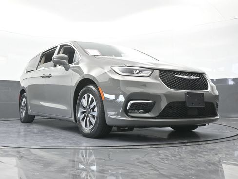 Used 2022 Chrysler Pacifica Touring-L FWD image 67