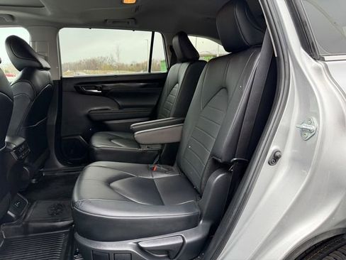 Certified 2024 Toyota Highlander XLE image 16