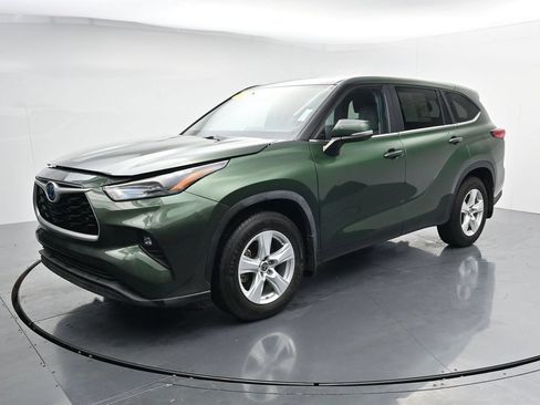 Used 2023 Toyota Highlander LE FWD image 4