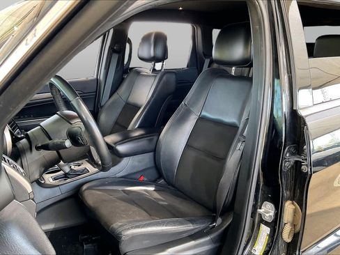 Used 2019 Jeep Grand Cherokee Laredo w/ Laredo X Package RWD image 9