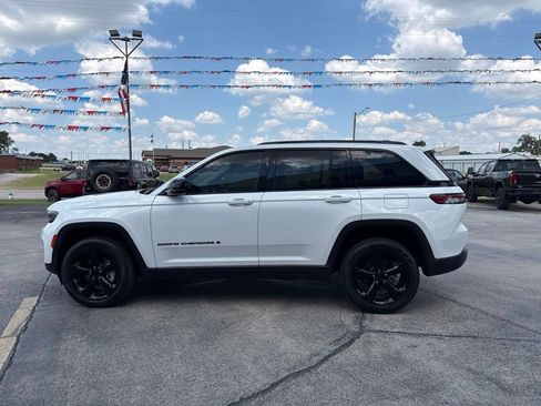 Used 2023 Jeep Grand Cherokee Limited w/ Black Appearance Package AWD/4WD image 8