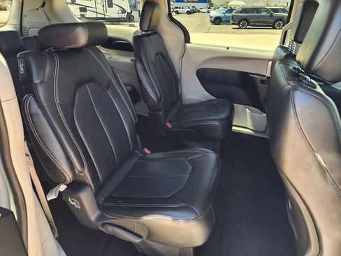 Used 2024 Chrysler Pacifica Touring-L FWD image 18