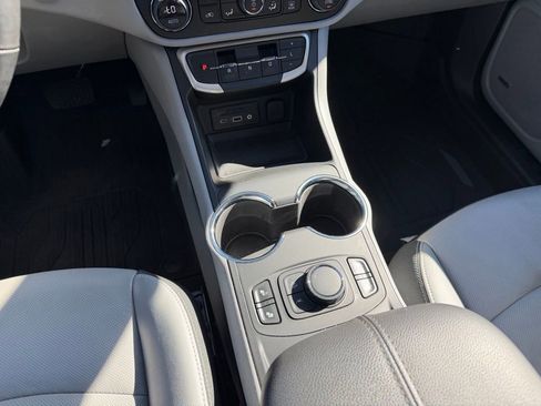 Used 2024 GMC Terrain SLT w/ Infotainment Package II image 16