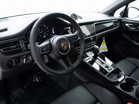 Certified 2025 Porsche Macan image 4