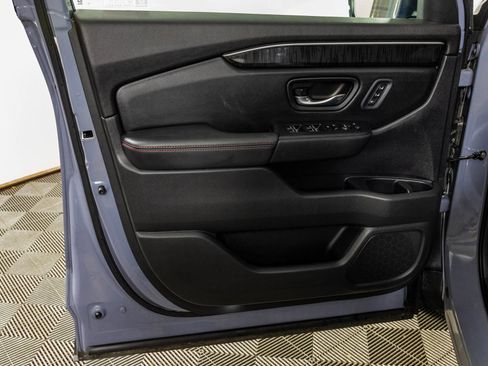 Used 2025 Honda Pilot Black Edition image 40