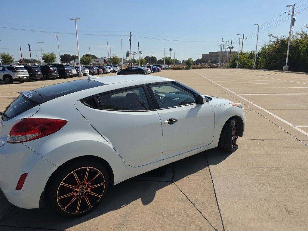 Used 2012 Hyundai Veloster FWD image 3