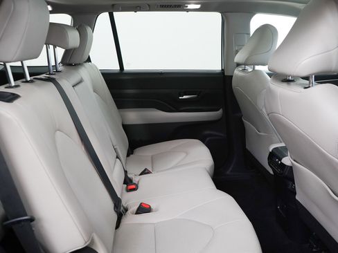 Used 2024 Toyota Grand Highlander XLE image 12