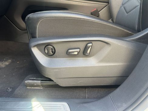 Used 2025 Volkswagen Atlas SE image 24