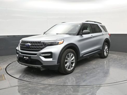 Used 2022 Ford Explorer XLT w/ Equipment Group 202A image 3