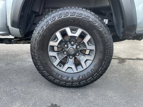 Used 2022 Toyota Tacoma TRD Off-Road AWD/4WD image 32
