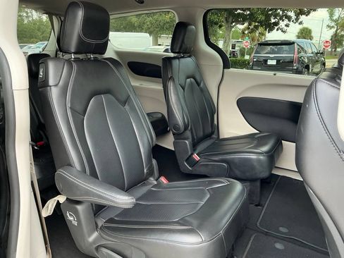 Used 2023 Chrysler Pacifica Touring-L FWD image 23