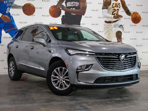 Used 2024 Buick Enclave Premium image 2