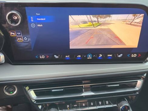 Used 2025 Chevrolet Traverse LT FWD image 17