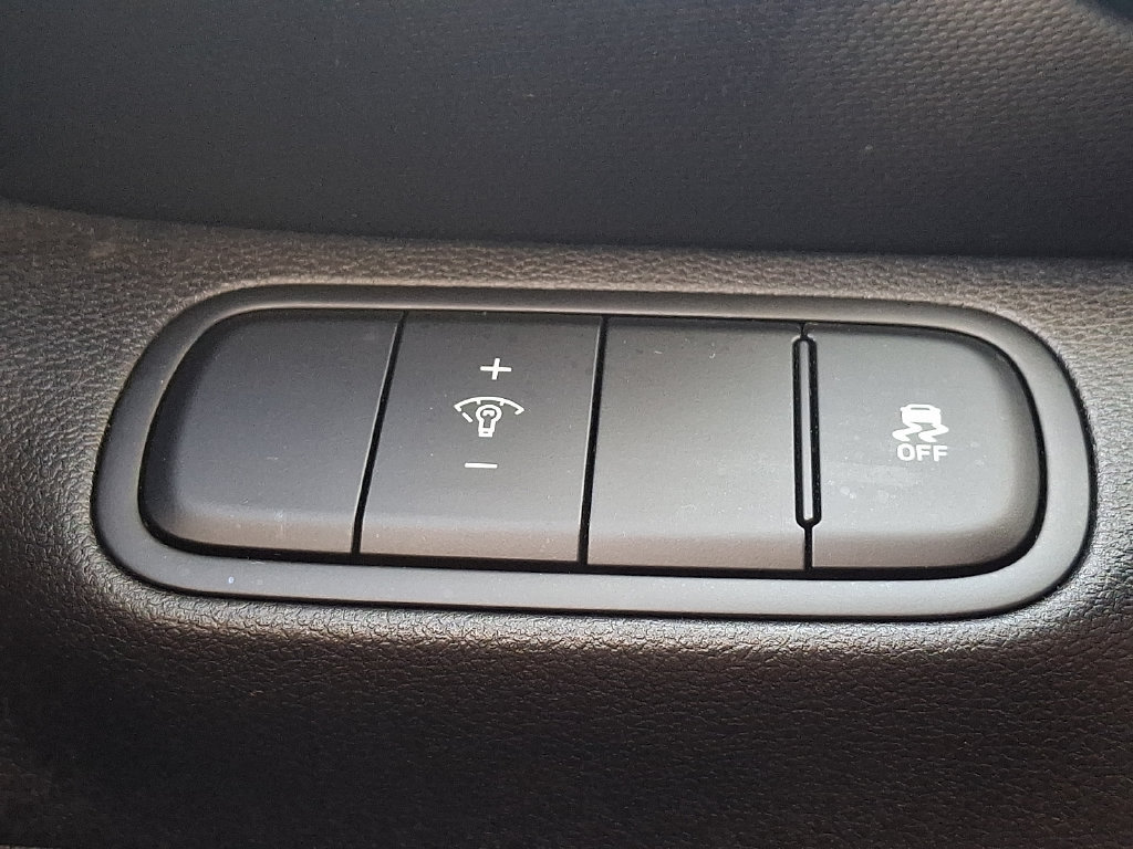 Used 2024 Hyundai Venue Limited FWD image 23