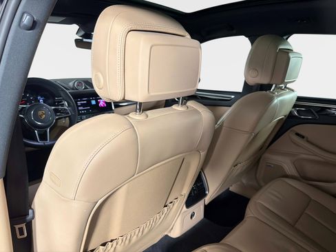 Used 2021 Porsche Macan image 32