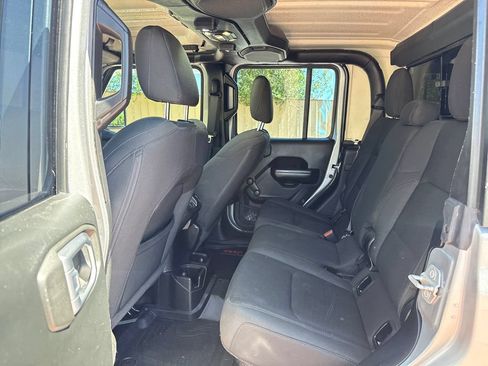 Used 2020 Jeep Gladiator Sport AWD/4WD image 19