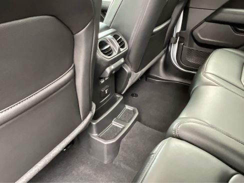 Used 2023 Jeep Wrangler Unlimited Sahara AWD/4WD image 27