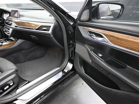 Used 2019 BMW 740i w/ Executive Package image 24