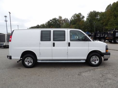 Used 2024 GMC Savana 2500 w/ Driver Convenience Package image 9
