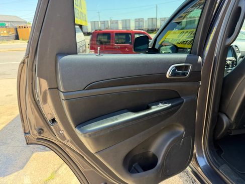 Used 2017 Jeep Grand Cherokee Altitude RWD image 15
