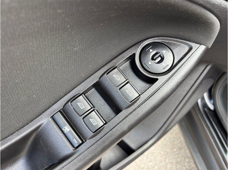 Used 2015 Ford Focus SE FWD image 16