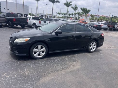 Used 2010 Toyota Camry SE FWD image 2