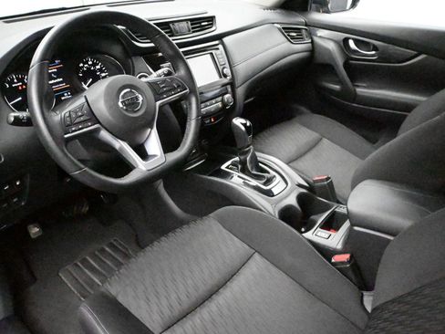 Used 2019 Nissan Rogue SV image 2