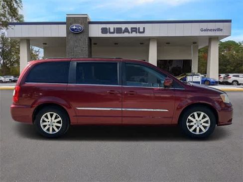 Used 2013 Chrysler Town & Country Touring image 7