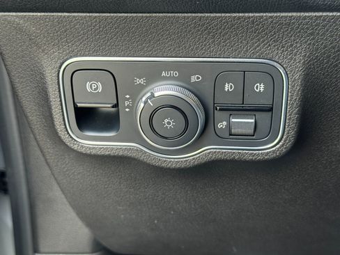 Used 2021 Mercedes-Benz GLB 250 4MATIC w/ Premium Package image 18