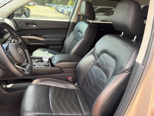 Used 2023 Nissan Pathfinder Platinum w/ Black Appearance Package AWD/4WD image 30