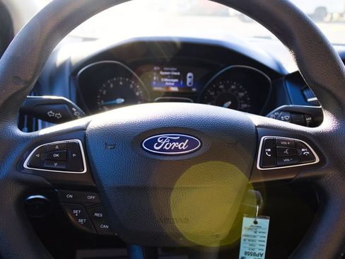 Used 2018 Ford Focus SE FWD image 14