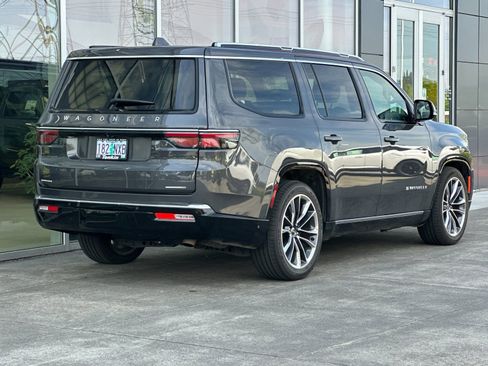 Used 2022 Jeep Wagoneer Series III w/ Premium Group I AWD/4WD image 3