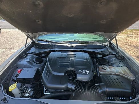 Used 2018 Dodge Charger SXT w/ Blacktop Package RWD image 9