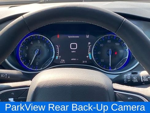 Used 2024 Chrysler Pacifica Touring-L image 10