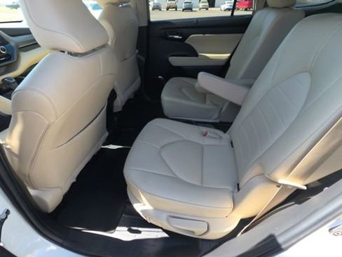 Used 2023 Toyota Highlander XLE image 18