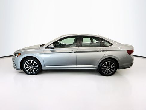 Used 2025 Volkswagen Jetta SE FWD image 4